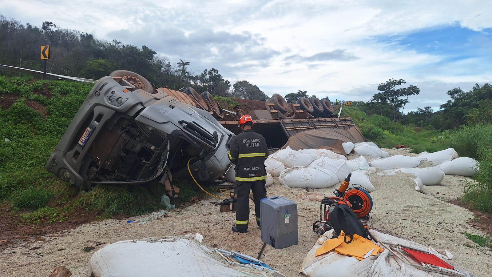 Carreta tomba na Serra do Cachimbo e motorista vem a óbito