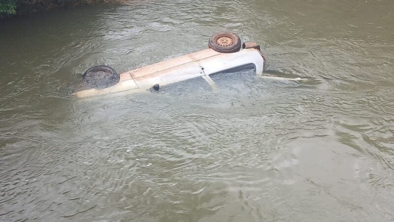 Em Guarantã do Norte carro cai em rio e motorista morre afogado
