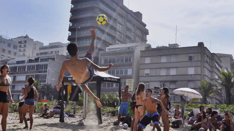 Por que todo mundo joga? Altinha e vôlei são o sucesso nas praias brasileiras