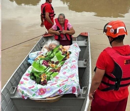 Corpo de Bombeiro de Guarantã do Norte Resgata mãe e filha ilhadas  após fortes chuvas
