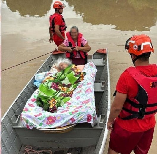 Corpo de Bombeiro de Guarantã do Norte Resgata mãe e filha ilhadas  após fortes chuvas