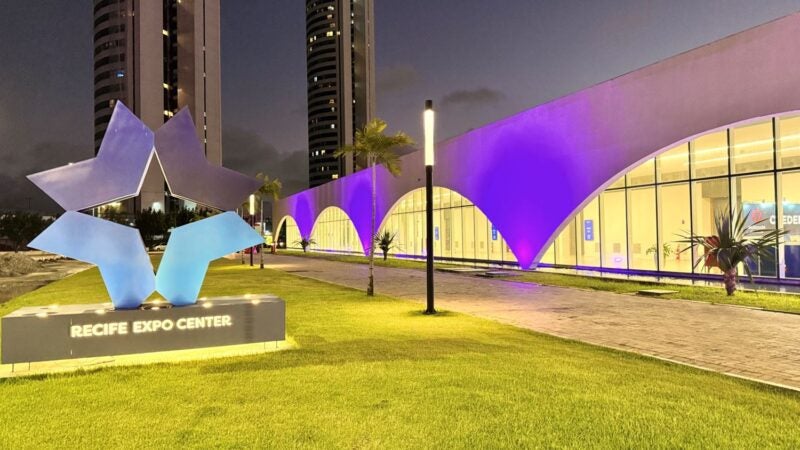 Recife Expo Center ilumina fachada de roxo em fevereiro em apoio à conscientização sobre lúpus e Alzheimer