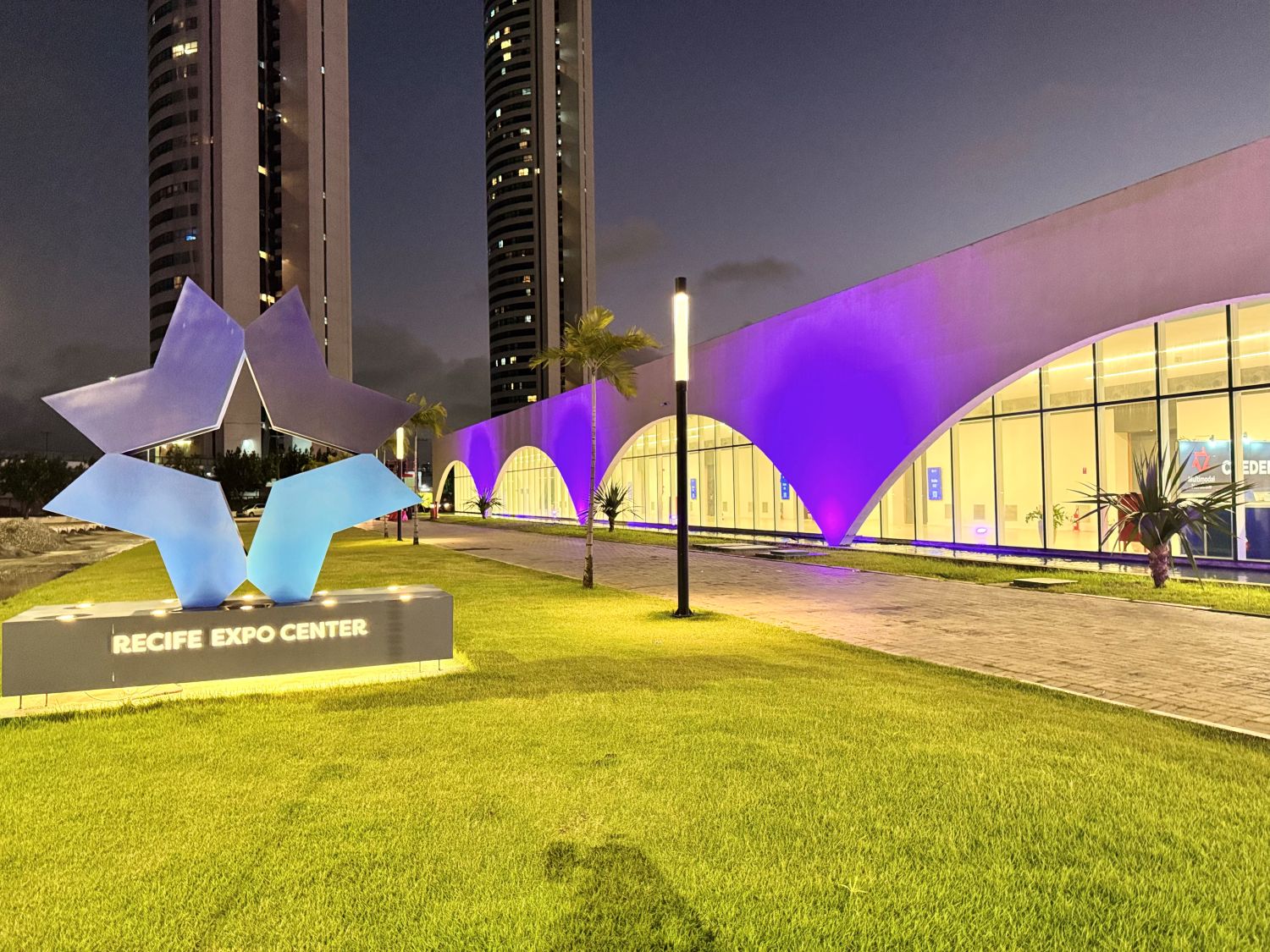 Recife Expo Center ilumina fachada de roxo em fevereiro em apoio à conscientização sobre lúpus e Alzheimer