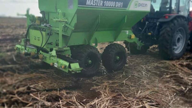 Aplicação de adubo organomineral exige regulagem específica