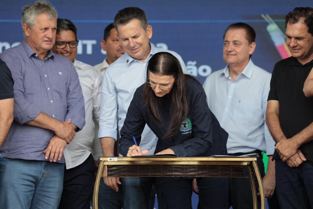 Governo de MT entrega 175 casas populares e anuncia novos investimentos em Aripuanã