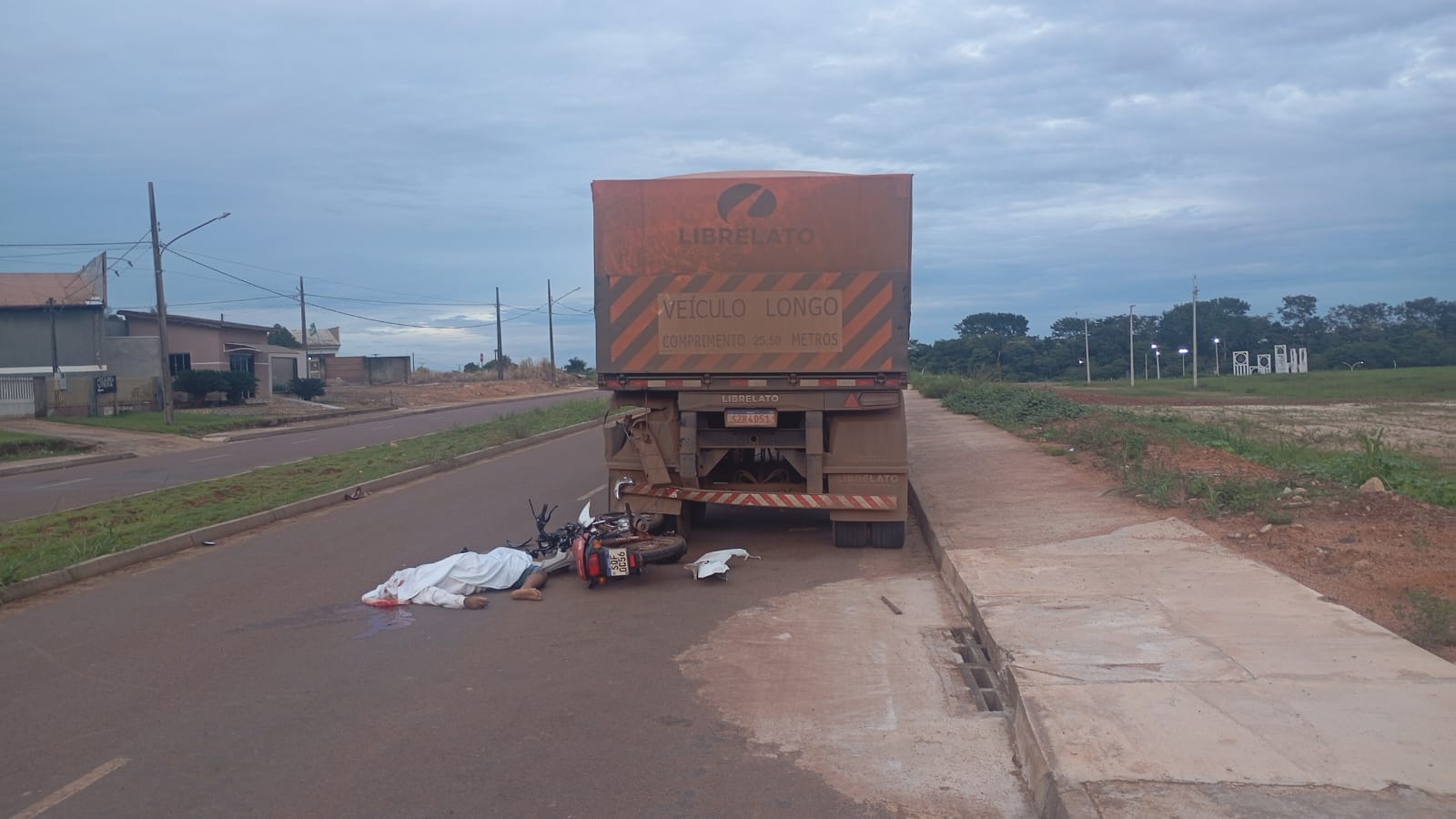 Acidente em Guarantã do Norte entre motocicleta e carreta leva jovem de 21 anos a óbito