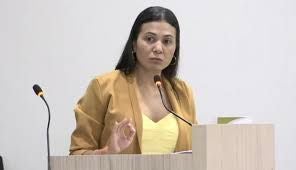 Vereadora Letícia Camargo critica situação do asfalto urbano em Guarantã do Norte