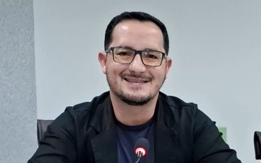 Vereador Silvio Dutra cobra explicações sobre reajuste da educação e solicita pavimentação no Jardim Vitória