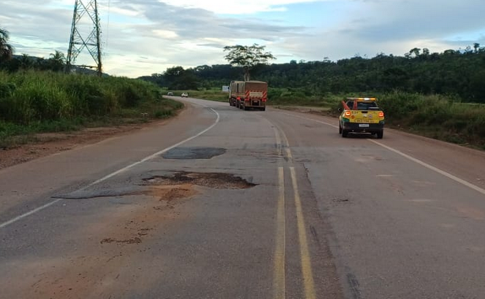 Buraqueira na BR-163 em Guarantã do Norte causa acidente e um fica ferido