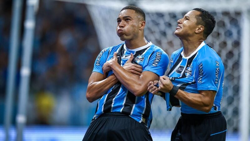 Grêmio dá passo decisivo rumo ao título gaúcho com goleada no Gre-Nal