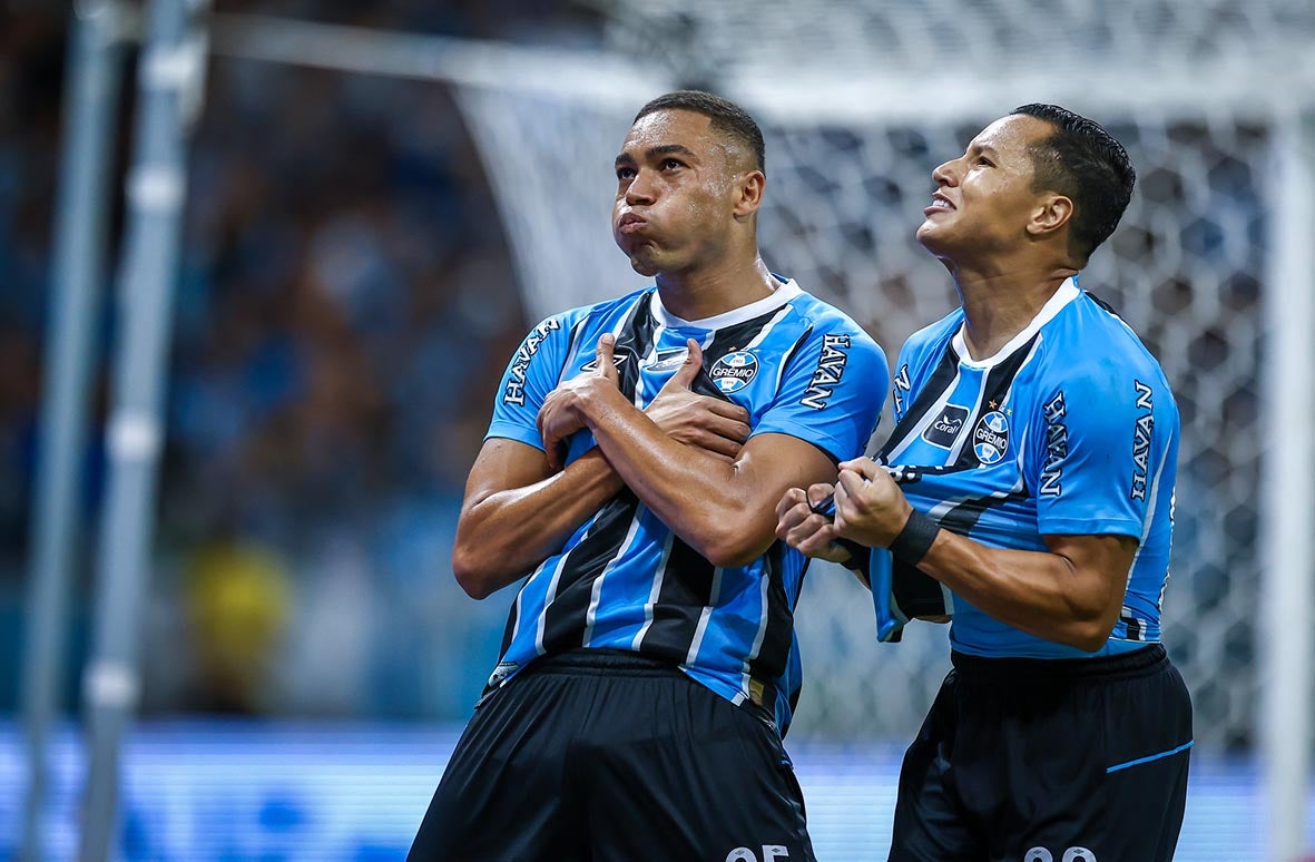 Grêmio dá passo decisivo rumo ao título gaúcho com goleada no Gre-Nal