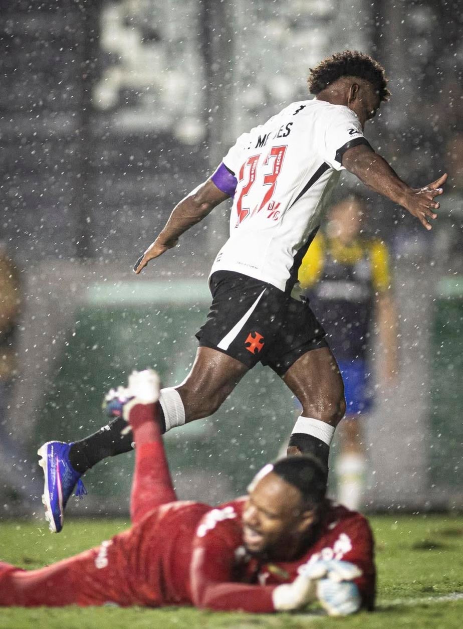 Vasco vence o Palmeiras e conquista primeira vitória no Brasileirão