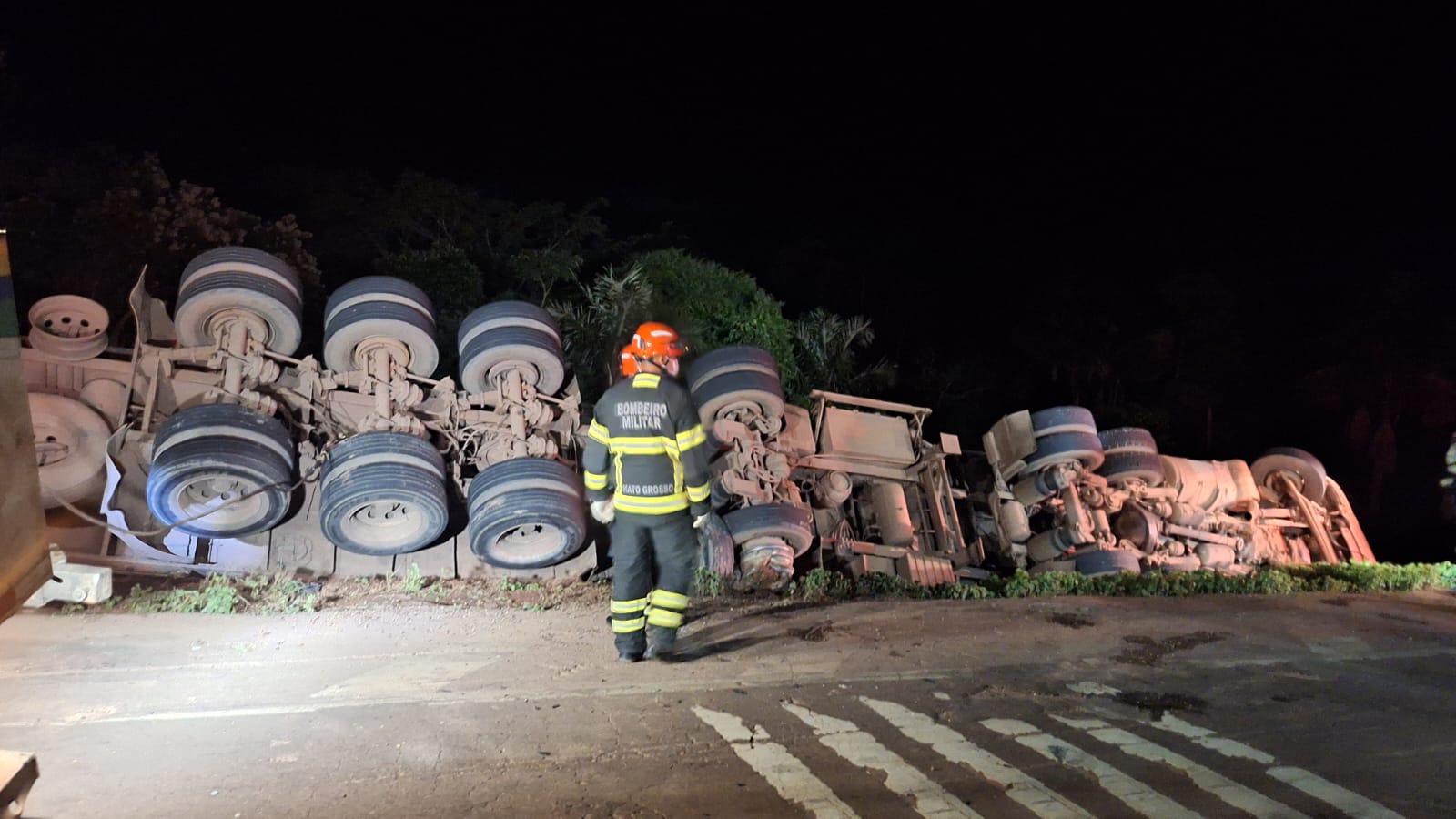 Bombeiro de Guarantã do Norte atende ocorrência de acidente com carreta na Serra do Cachimbo