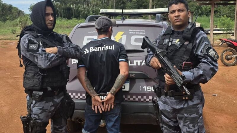 A Equipe RAIO prende homem com mandado de prisão