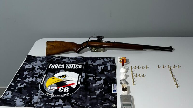 Força Tática desarticula ponto de droga e apreende arma de fogo