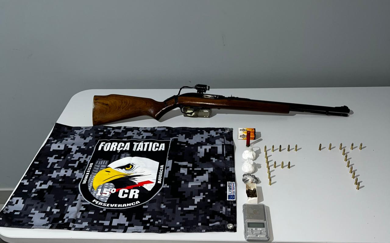 Força Tática desarticula ponto de droga e apreende arma de fogo