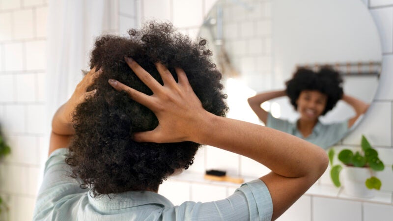 Beleza limpa x fios diversos: O que considerar antes de escolher produtos clean beauty para o cabelo
