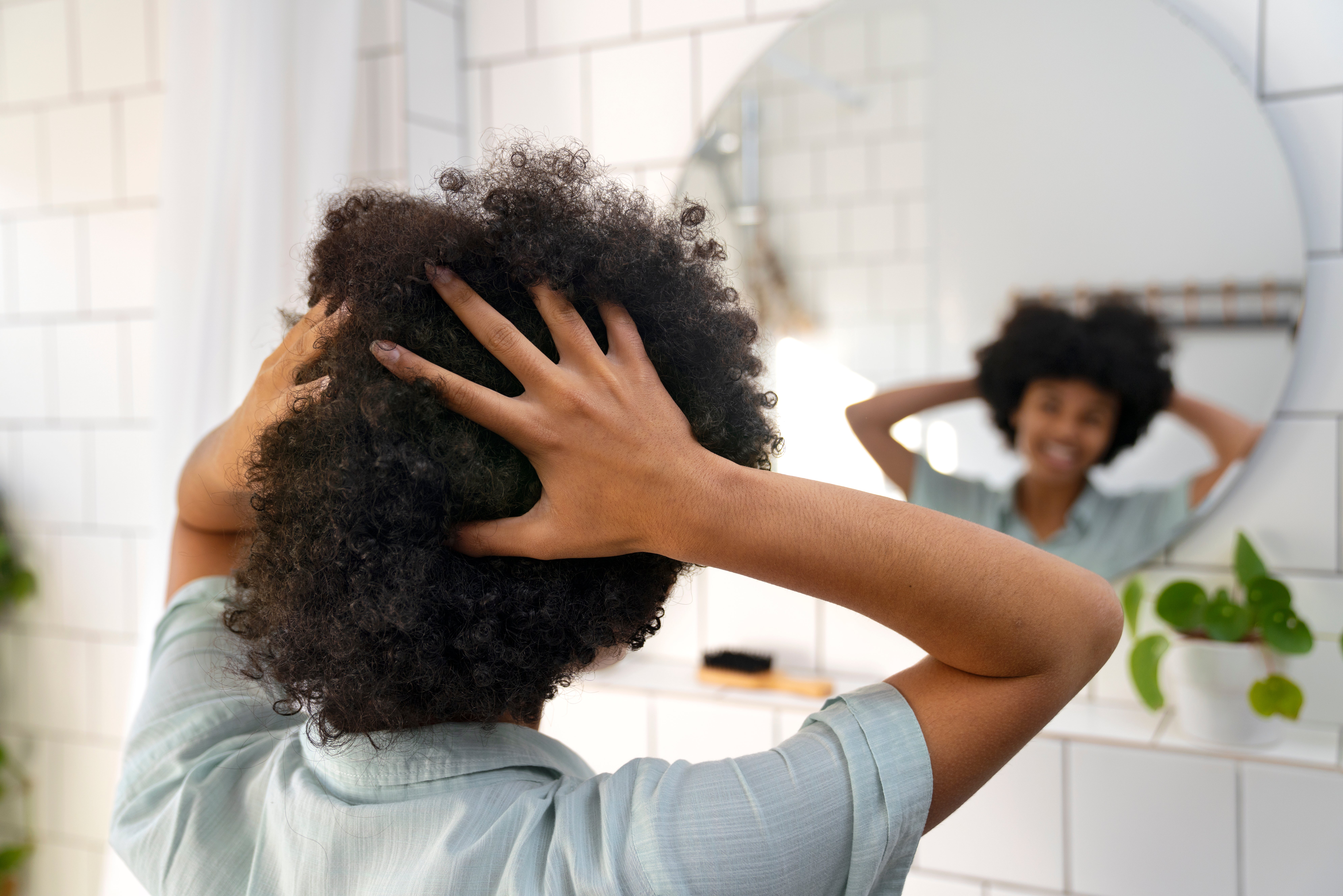 Beleza limpa x fios diversos: O que considerar antes de escolher produtos clean beauty para o cabelo