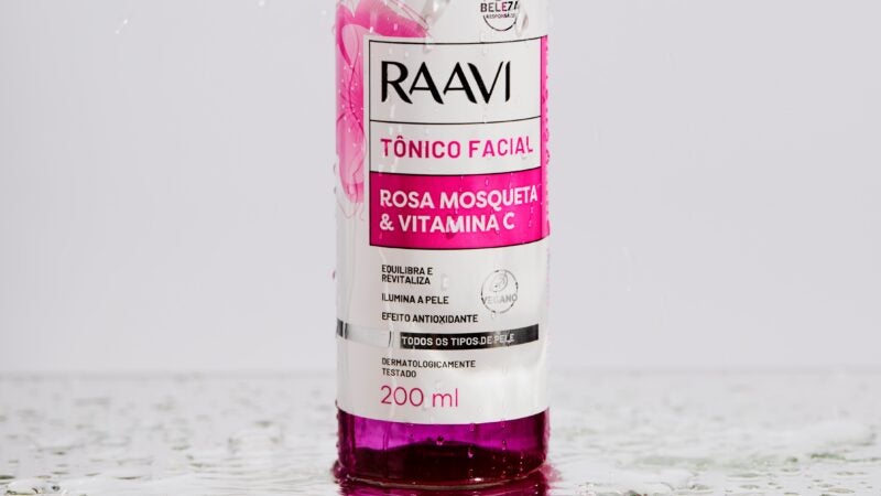 Raavi lança linha Rosa Mosqueta & Vitamina C e reforça campanha que traz o cuidado de volta para a vida real