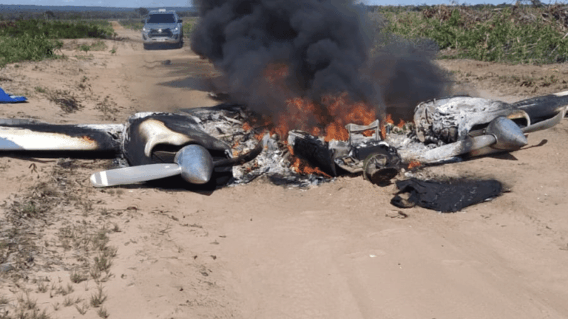 Avião cai e pega fogo em estrada de MT; polícia não acha ocupantes