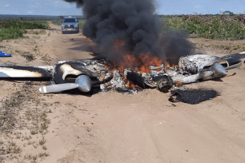 Avião cai e pega fogo em estrada de MT; polícia não acha ocupantes
