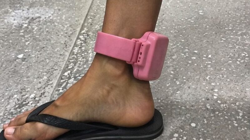 Projeto propõe tornozeleira rosa para agressores e amplia proteção a vítimas de violência doméstica