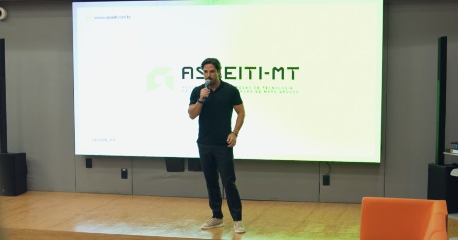 “Sua empresa é vista na internet?” Bea Torezan fala de marketing digital para empresários em evento da Asseiti MT