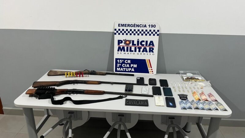 Cavalaria da PM prende três homens e apreende espingardas e drogas em Matupá