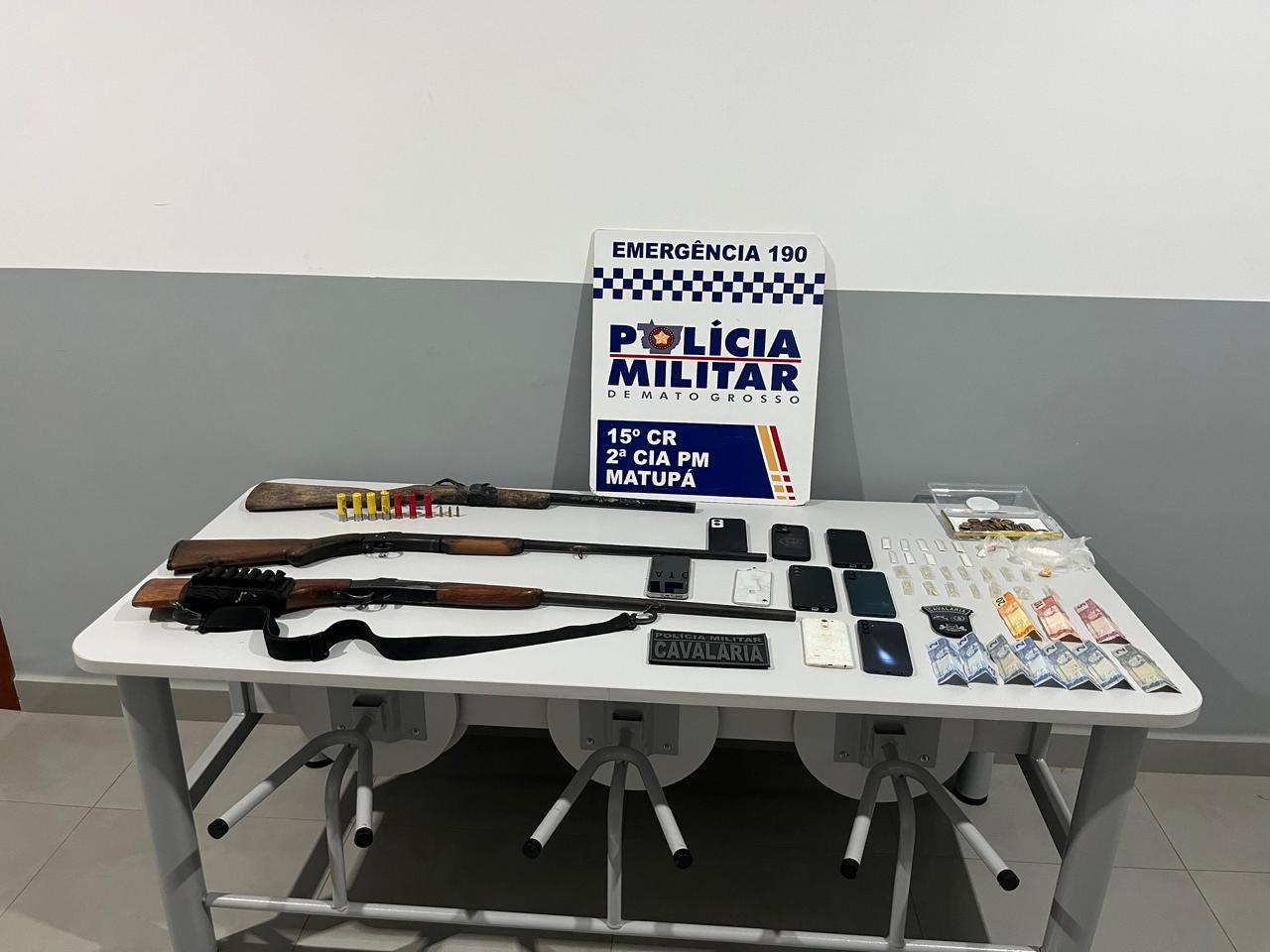 Cavalaria da PM prende três homens e apreende espingardas e drogas em Matupá
