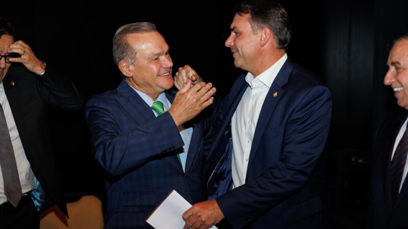 FLÁVIO BOLSONARO E WELLINGTON FAGUNDES EMBARCAM JUNTOS PARA AGENDA EM SINOP