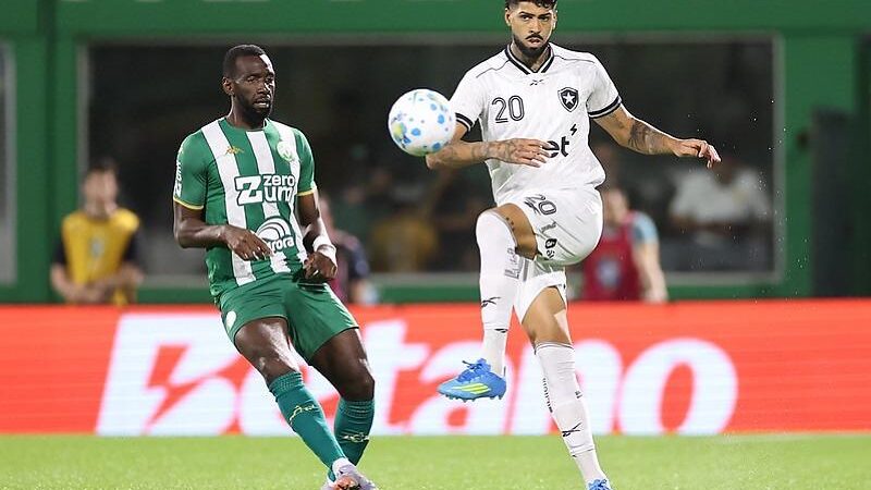 Botafogo faz três gols no início e goleia a Chapecoense na Arena Condá