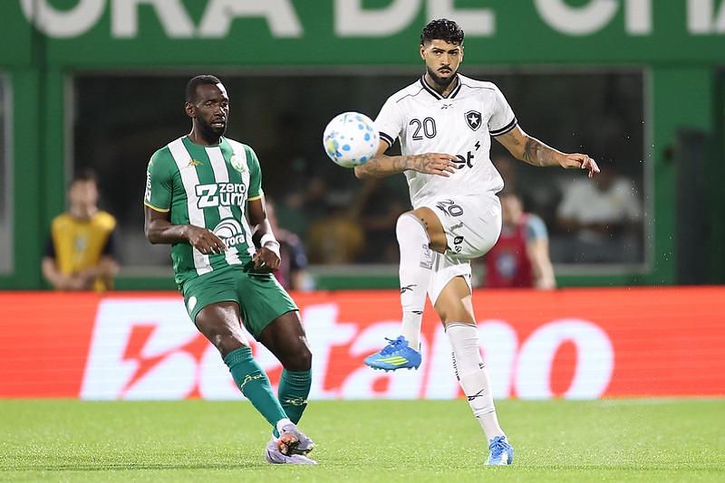 Botafogo faz três gols no início e goleia a Chapecoense na Arena Condá