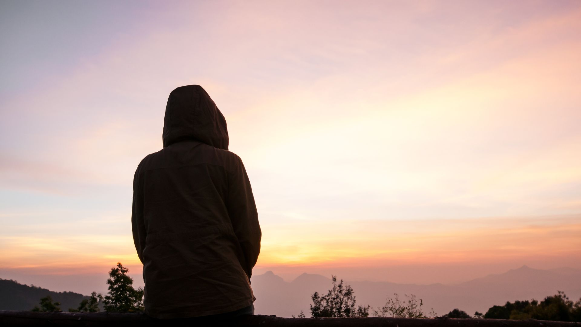 Você se sente sozinho mesmo cercado de amigos? Entenda o que está por trás desse sentimento