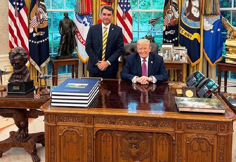 Trump recebe Flávio nos EUA. Foto será usada na pré-campanha
