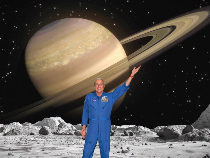 Astronauta da NASA com mais de mil horas no espaço visita Space Adventure em Balneário Camboriú (SC)