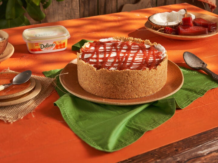 TORTA DE SORVETE DE TAPIOCA COM COCO E CALDA DE GOIABADA