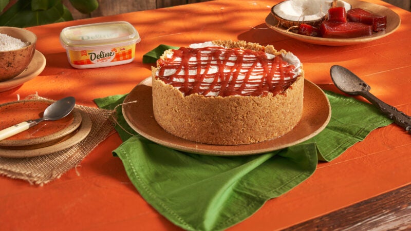 TORTA DE SORVETE DE TAPIOCA COM COCO E CALDA DE GOIABADA