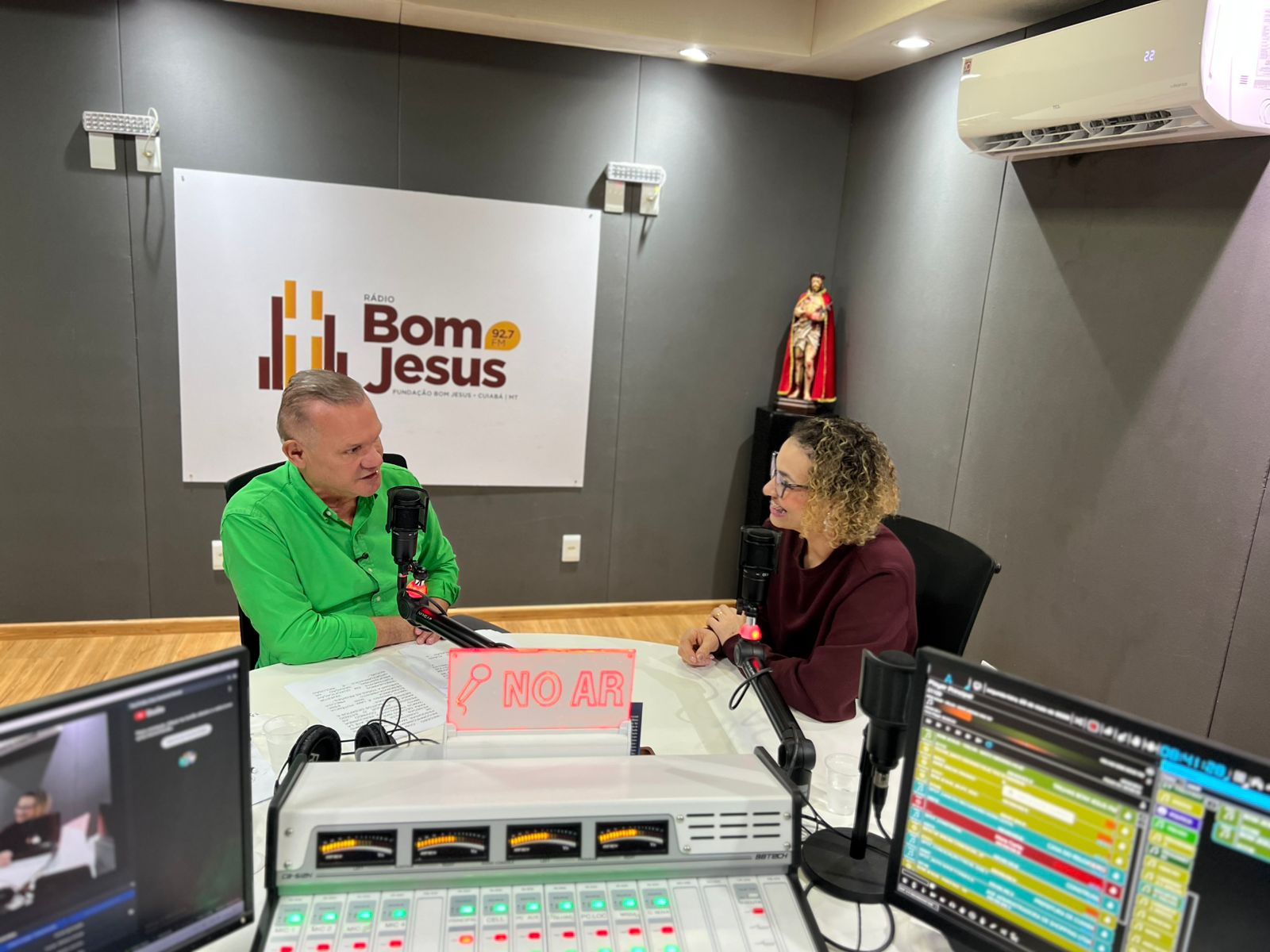 DURANTE ENTREVISTA À RÁDIO BOM JESUS, WELLINGTON DEFENDE GOVERNO HUMANO, VALORIZAÇÃO DOS SERVIDORES E COMBATE FIRME AO FEMINICÍDIO