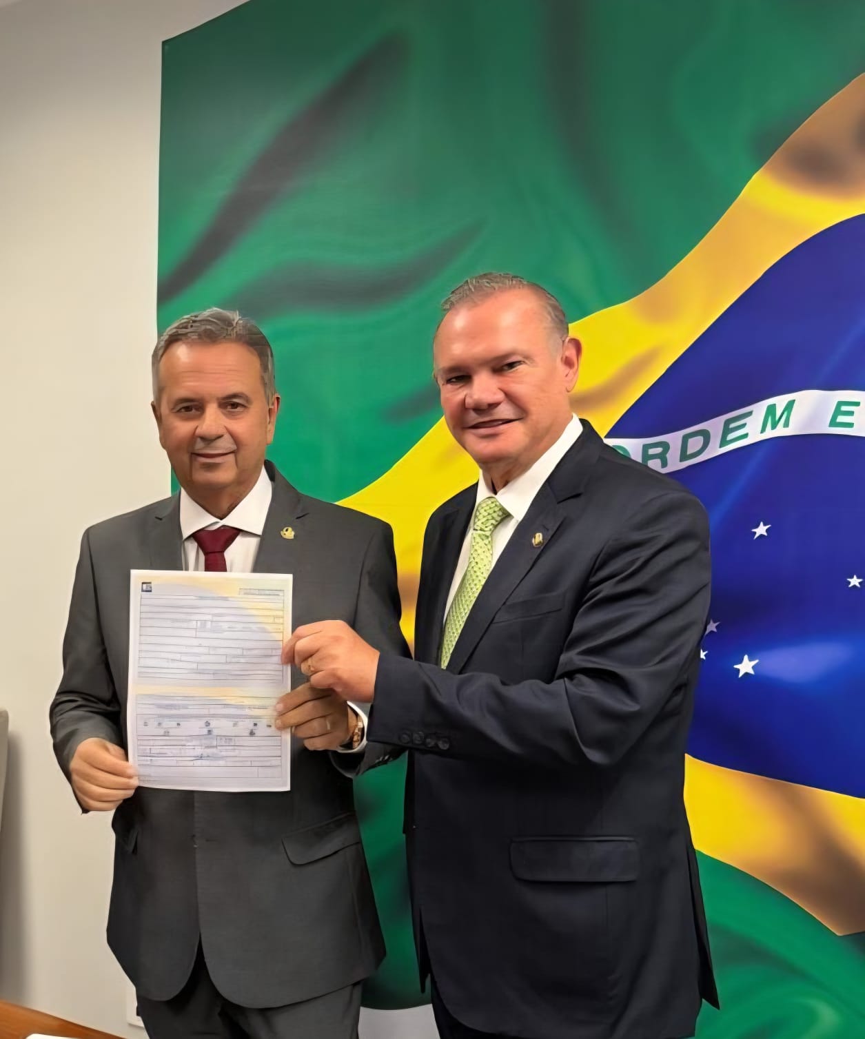 Wellington Fagundes assina PEC que amplia liberdade do trabalhador para escolher jornada de trabalho