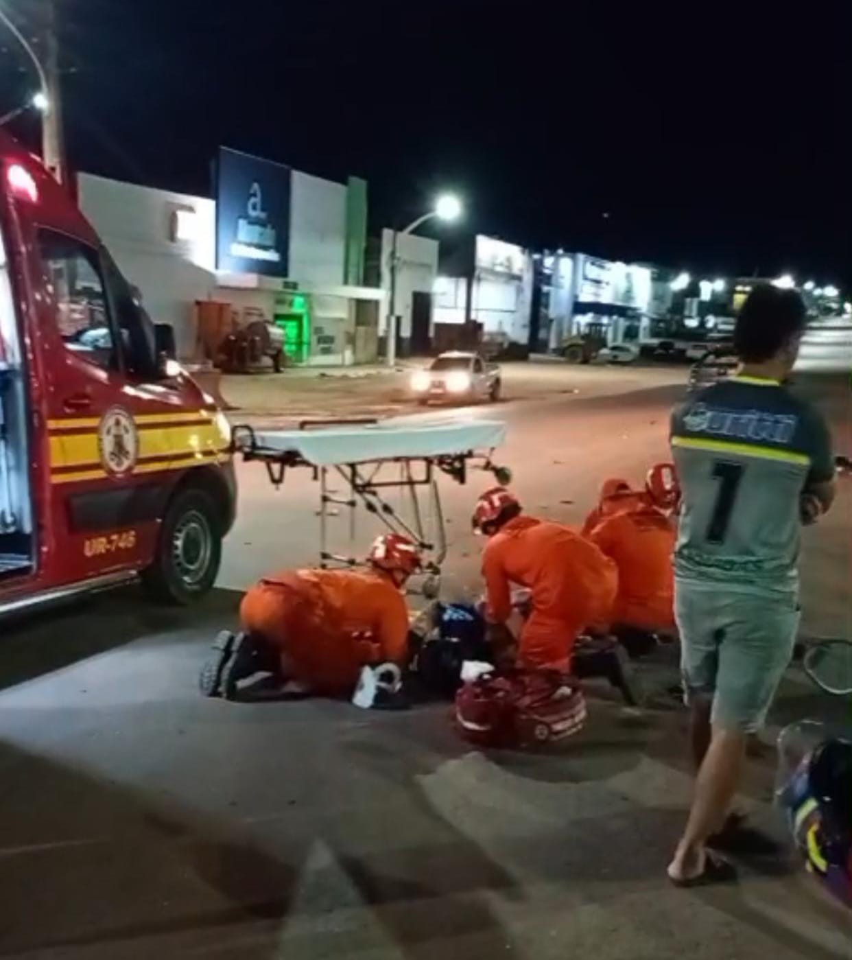Bombeiros de Guarantã do Norte faz atendimento a rapaz que se acidentou
