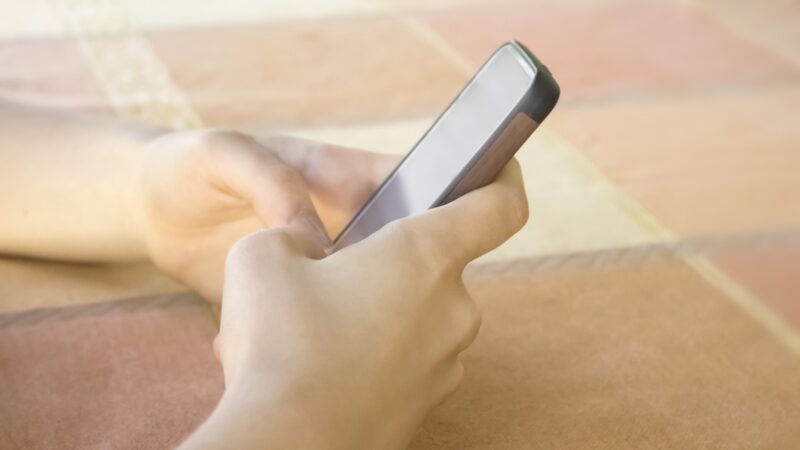 Restrição de redes sociais para menores avança no mundo e pressiona Brasil por regras mais rígidas