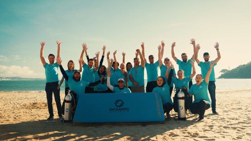 Chinelos, pneus e sucata: ação do Grupo Oceanic remove 80 quilos de resíduos na Praia de Laranjeiras, em Santa Catarina