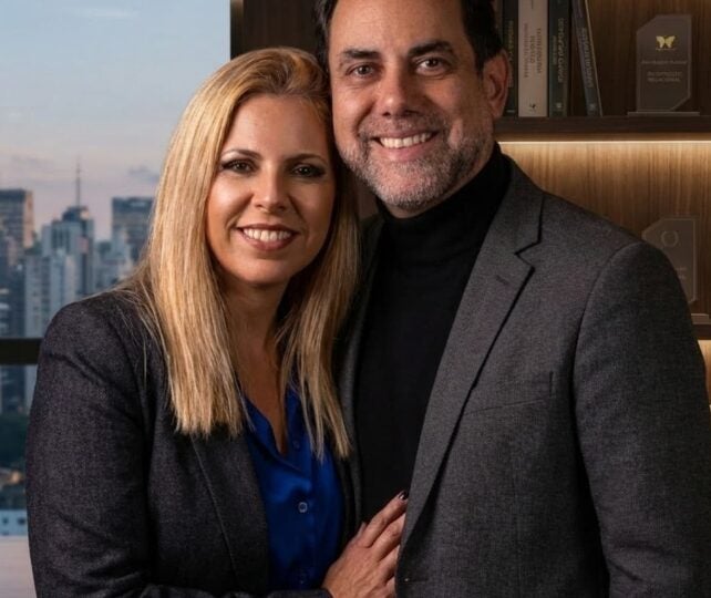 Entre a Bíblia e o meio liberal: a história de um casal que escolheu viver sem segredos