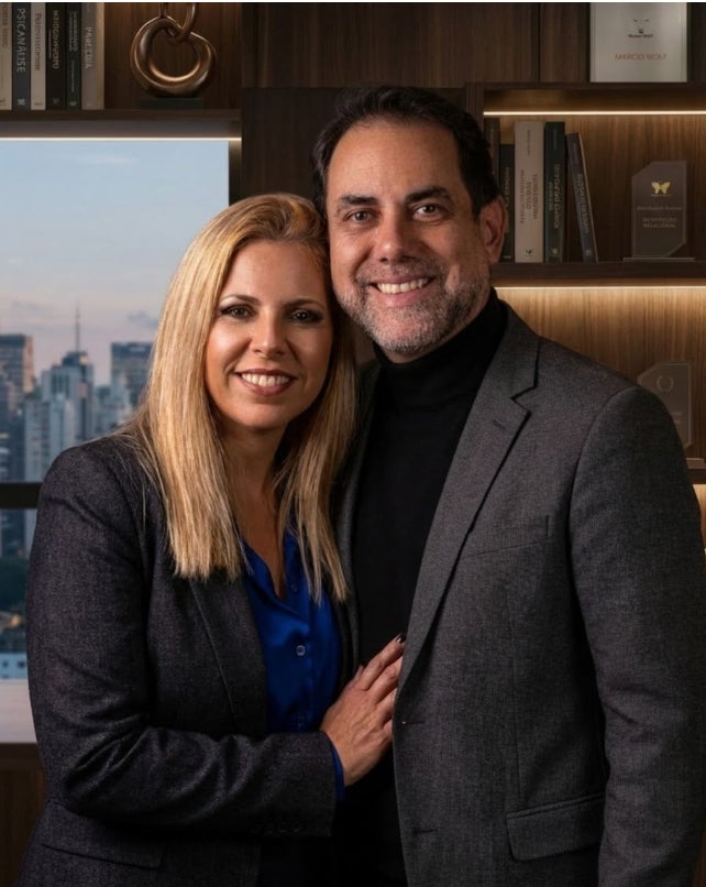 Entre a Bíblia e o meio liberal: a história de um casal que escolheu viver sem segredos