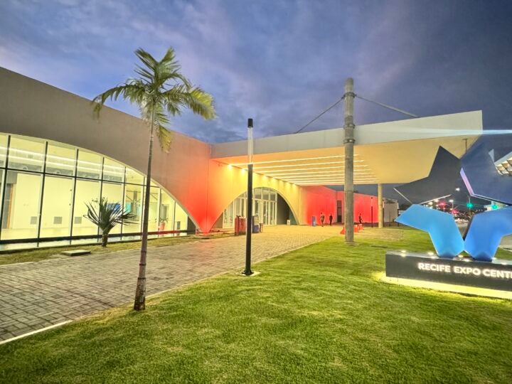 Recife Expo Center adere ao Junho Vermelho com iluminação especial de conscientização sobre doação de sangue