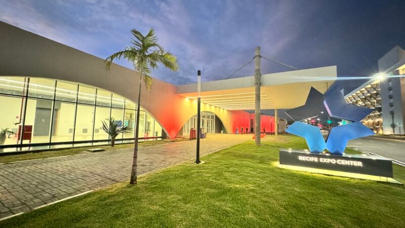 Recife Expo Center adere ao Junho Vermelho com iluminação especial de conscientização sobre doação de sangue