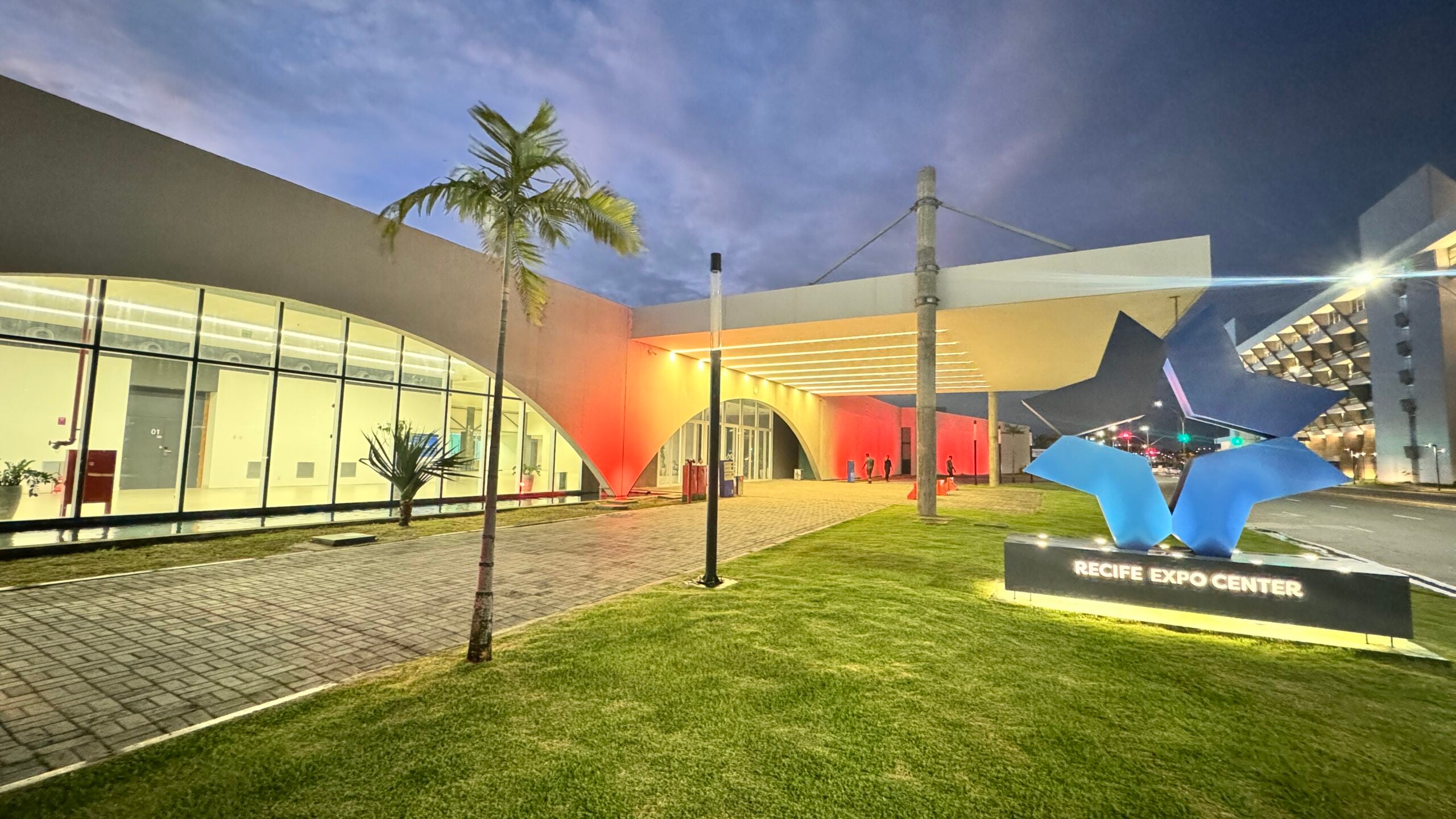 Recife Expo Center adere ao Junho Vermelho com iluminação especial de conscientização sobre doação de sangue