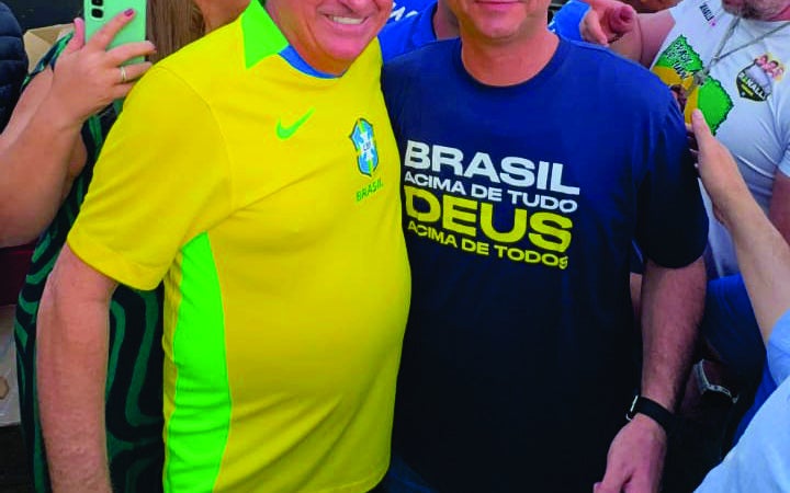 “Bolsonaro da Shopee”, rouba a cena ao lado de Flávio Bolsonaro em Marcha para Jesus