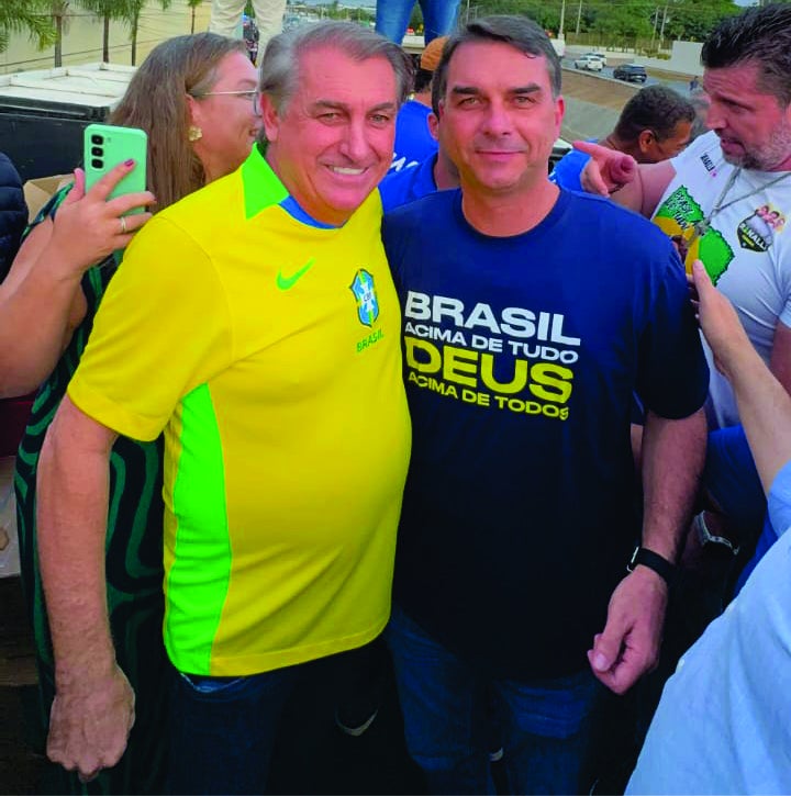 “Bolsonaro da Shopee”, rouba a cena ao lado de Flávio Bolsonaro em Marcha para Jesus