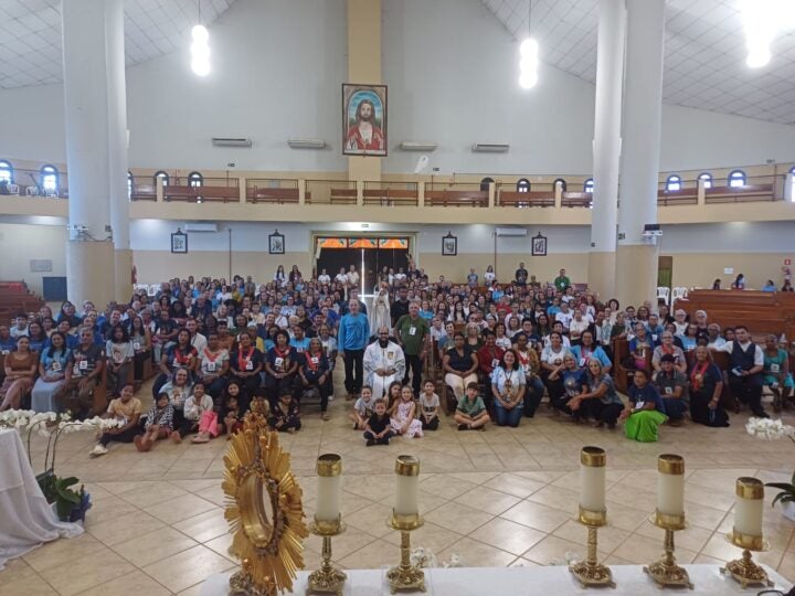 Retiro Diocesano do Movimento Sacerdotal Mariano reúne centenas de fiéis em Sinop e destaca participação na beatificação de Padre Nazareno Lanciotti